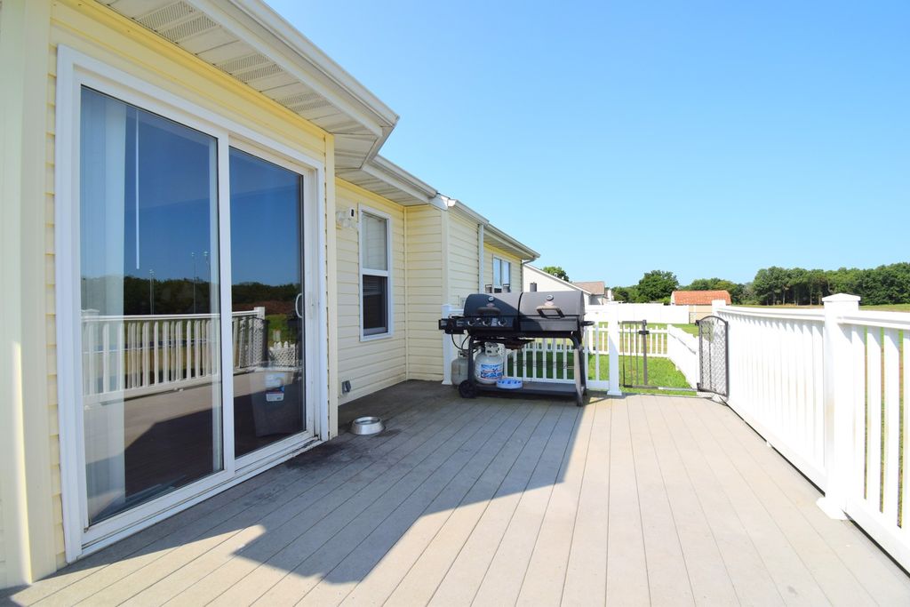Image 5 of property listing at 4304 Woodglen Lane, Mt Vernon, IL 62864