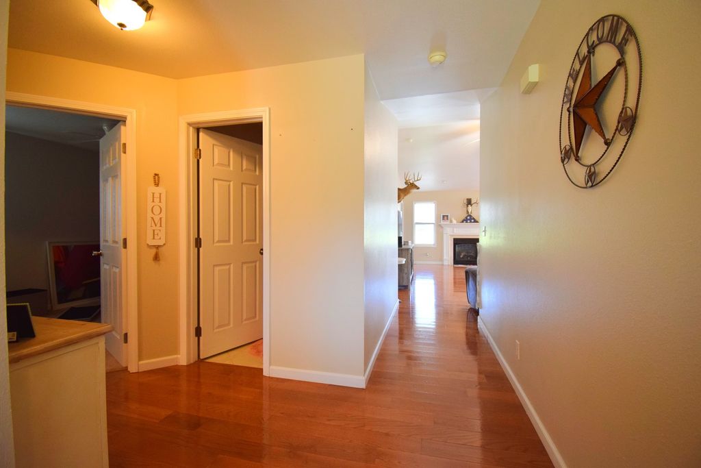 Image 6 of property listing at 4304 Woodglen Lane, Mt Vernon, IL 62864