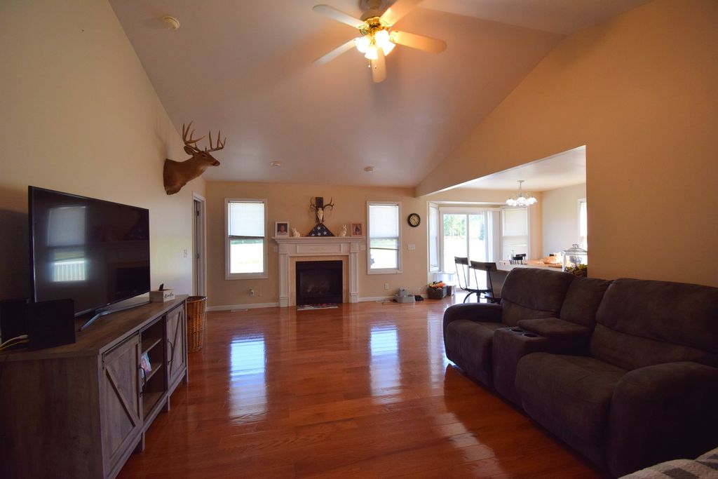 Image 7 of property listing at 4304 Woodglen Lane, Mt Vernon, IL 62864