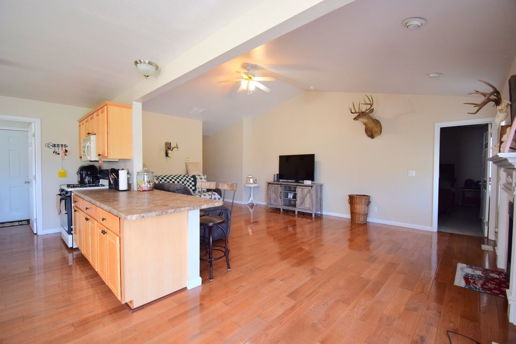Image 8 of property listing at 4304 Woodglen Lane, Mt Vernon, IL 62864