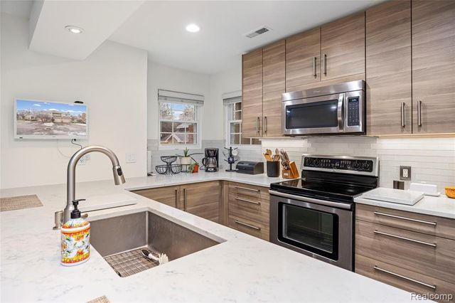 6610 Fieldstone Court, West Bloomfield, MI 48322