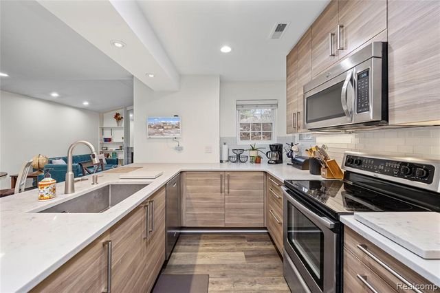 6610 Fieldstone Court, West Bloomfield, MI 48322