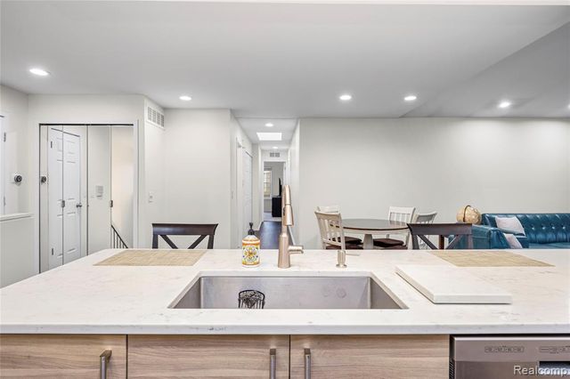 6610 Fieldstone Court, West Bloomfield, MI 48322