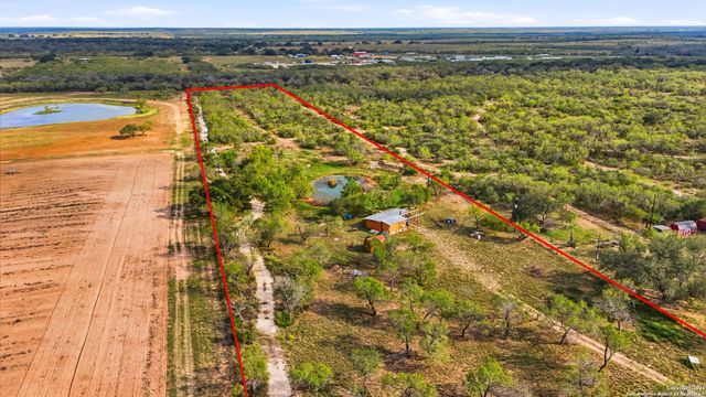 1050 County Road 1657, Moore, TX 78057