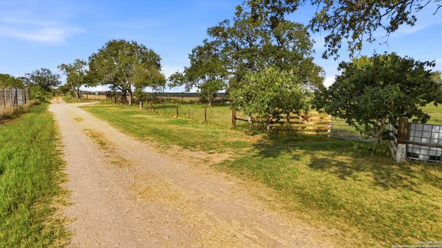 1050 County Road 1657, Moore, TX 78057