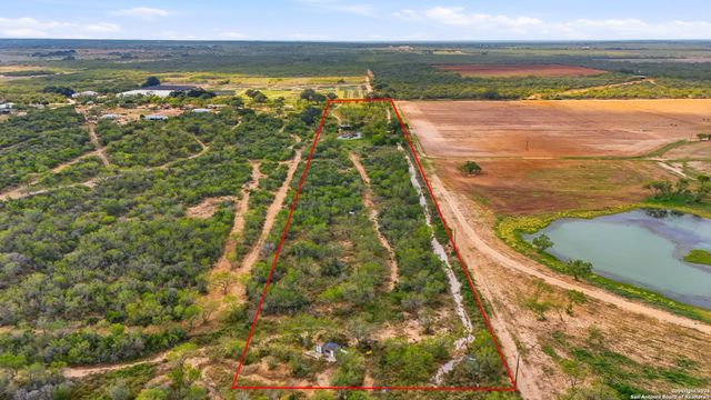 1050 County Road 1657, Moore, TX 78057