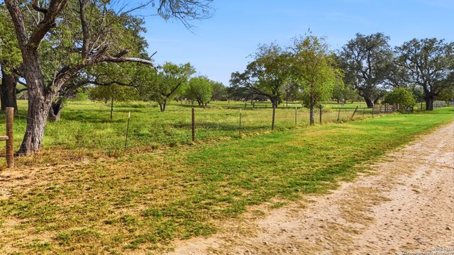 1050 County Road 1657, Moore, TX 78057