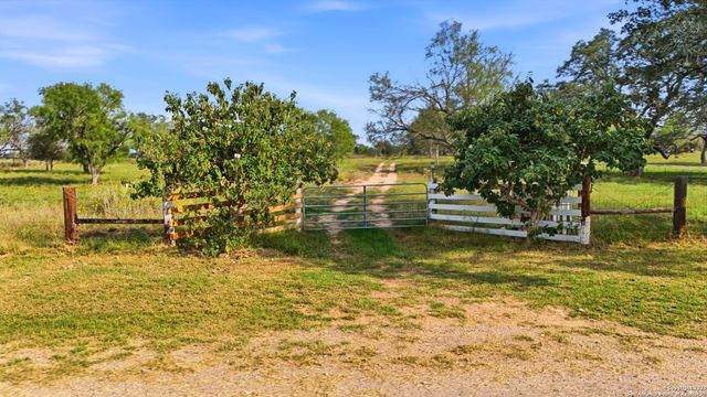 1050 County Road 1657, Moore, TX 78057