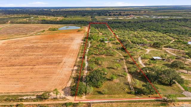 1050 County Road 1657, Moore, TX 78057