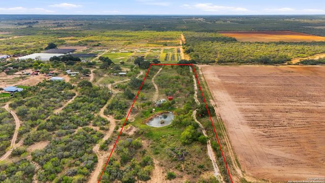 1050 County Road 1657, Moore, TX 78057