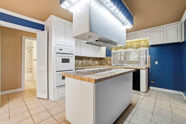 74 Oak Grove Lane, Conroe, TX 77304