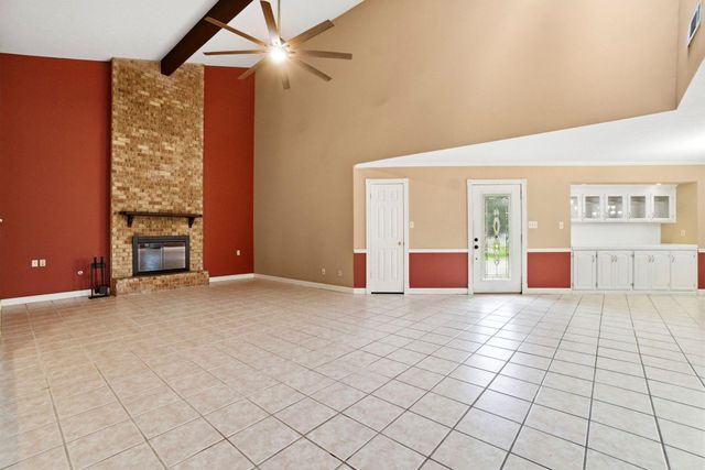 74 Oak Grove Lane, Conroe, TX 77304