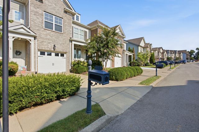 1560 Hampshire Pl, Thompsons Station, TN 37179