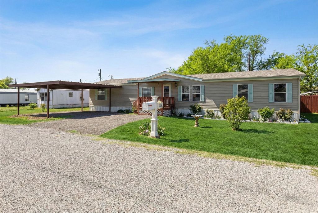 900 Flamingo Road, Granbury, TX 76049