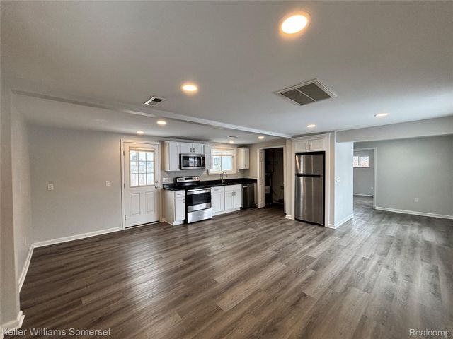 7224 Jackson Avenue, Warren, MI 48091