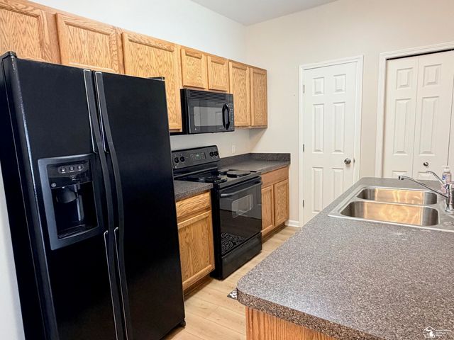 26757 Kirkway Circle, Woodhaven, MI 48183