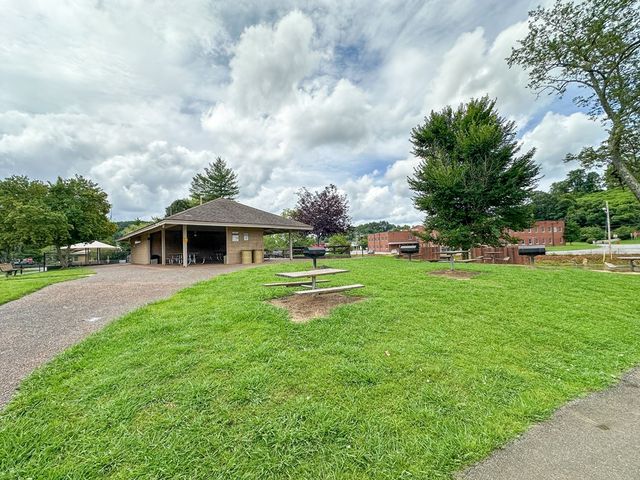 80 Grand Central Avenue, Mccaysville, GA 30555