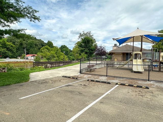80 Grand Central Avenue, Mccaysville, GA 30555
