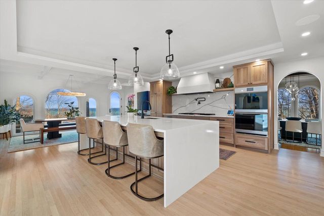 7032 Barnett LANE, Fox Point, WI 53217