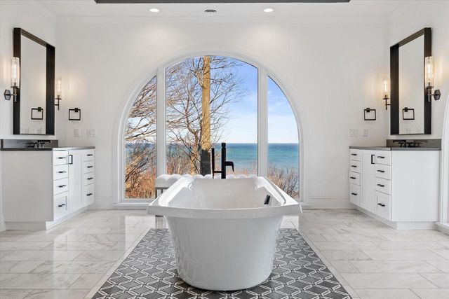 7032 Barnett LANE, Fox Point, WI 53217