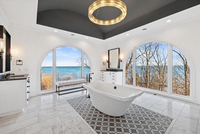 7032 Barnett LANE, Fox Point, WI 53217