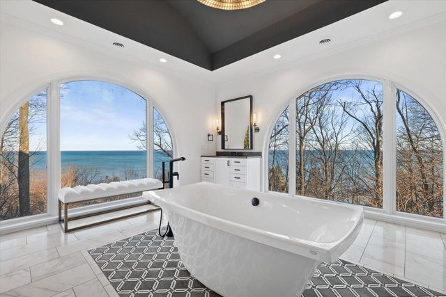 7032 Barnett LANE, Fox Point, WI 53217