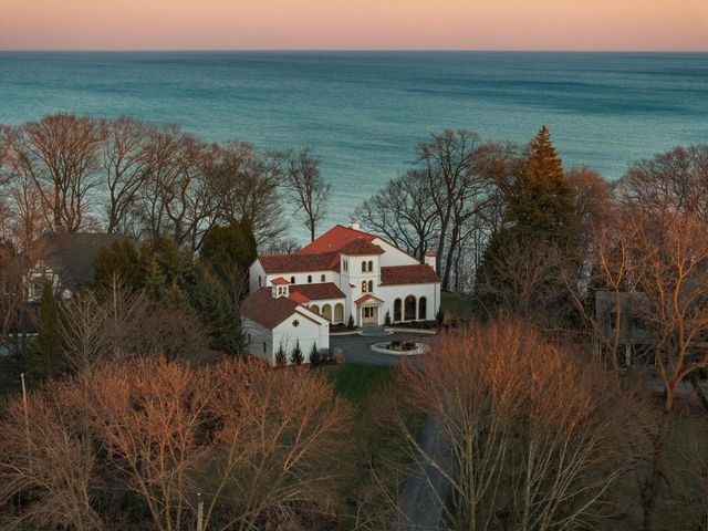 7032 Barnett LANE, Fox Point, WI 53217