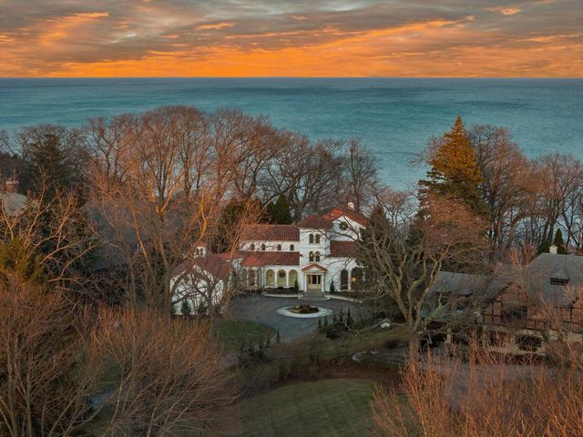 7032 Barnett LANE, Fox Point, WI 53217