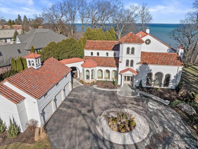 7032 Barnett LANE, Fox Point, WI 53217