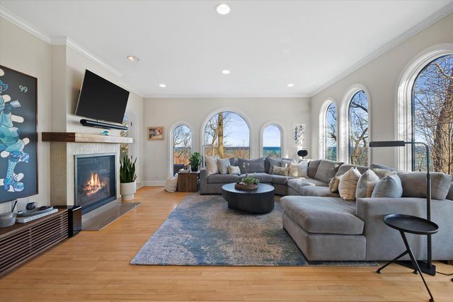 7032 Barnett LANE, Fox Point, WI 53217