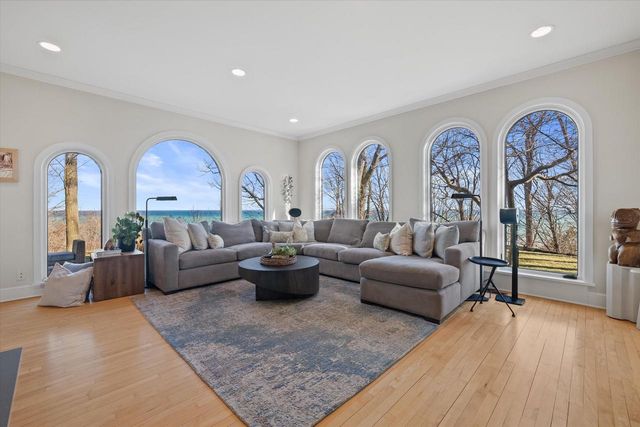 7032 Barnett LANE, Fox Point, WI 53217