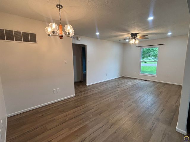 4916 NW Sioux LN, Topeka, KS 66618