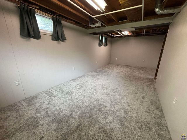 4916 NW Sioux LN, Topeka, KS 66618