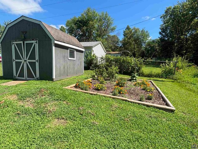 4916 NW Sioux LN, Topeka, KS 66618