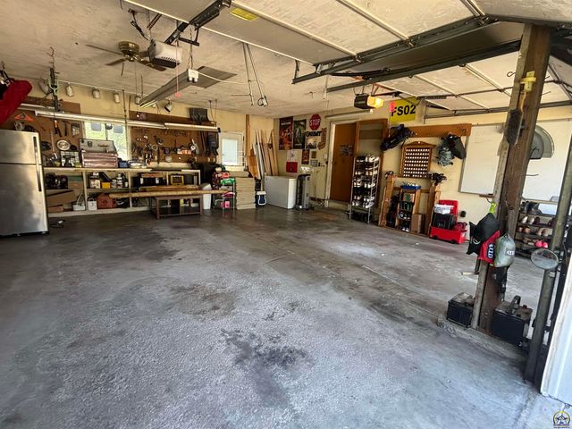 4916 NW Sioux LN, Topeka, KS 66618