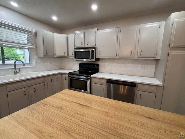 4916 NW Sioux LN, Topeka, KS 66618