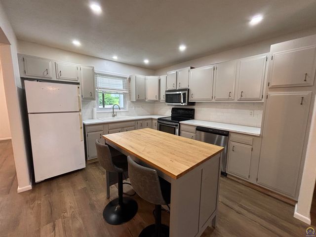 4916 NW Sioux LN, Topeka, KS 66618