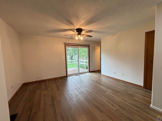 4916 NW Sioux LN, Topeka, KS 66618