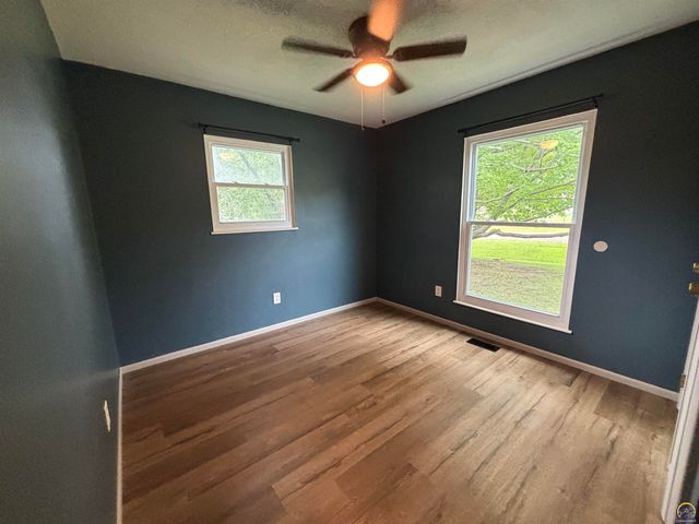 4916 NW Sioux LN, Topeka, KS 66618