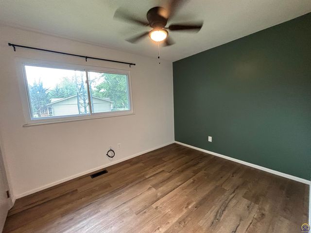 4916 NW Sioux LN, Topeka, KS 66618