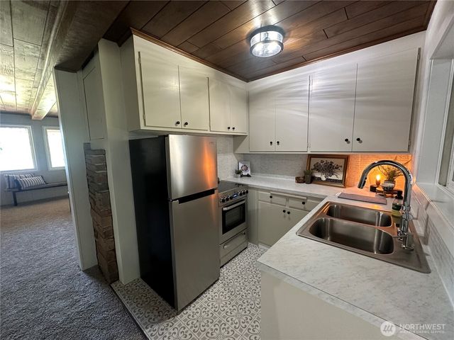 31089 E Lake Morton Drive SE, Kent, WA 98042