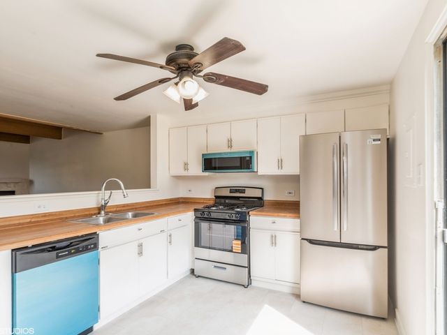 1994 Countryside Lane, Round Lake Beach, IL 60073