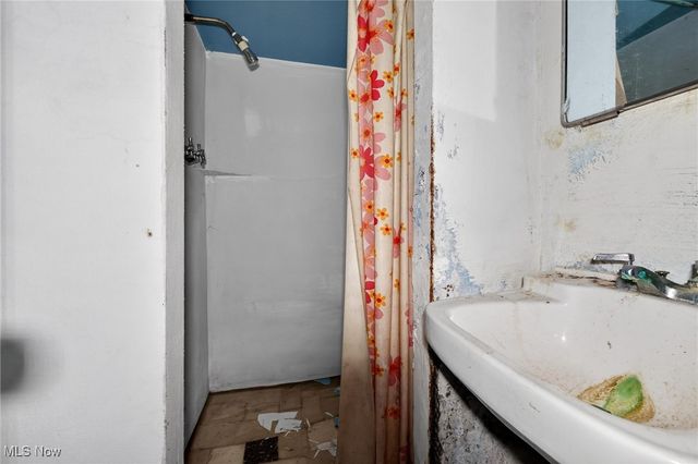 19808 Kings Highway, Warrensville Heights, OH 44122