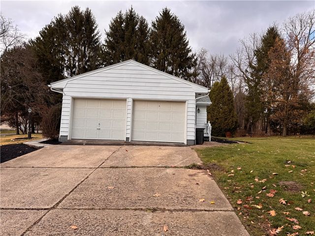 2894 Shadylane Dr, Neshannock Twp, PA 16105