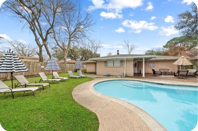 716 San Jacinto Avenue, Texas City, TX 77590