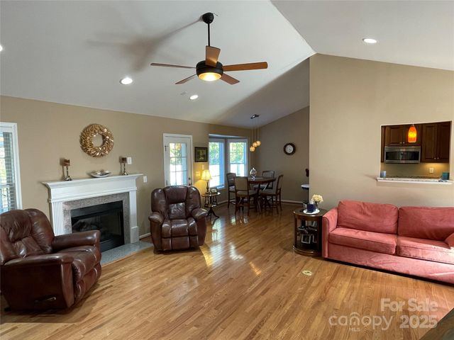 4040 Hereford Lane, Dallas, NC 28034