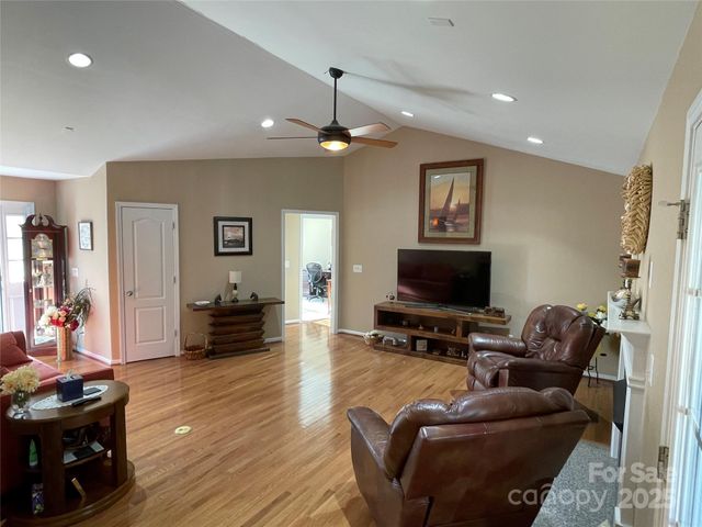 4040 Hereford Lane, Dallas, NC 28034