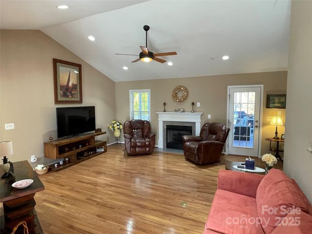 4040 Hereford Lane, Dallas, NC 28034