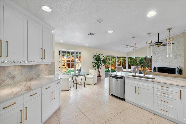 2900 NW 25th Way, Boca Raton, FL 33434