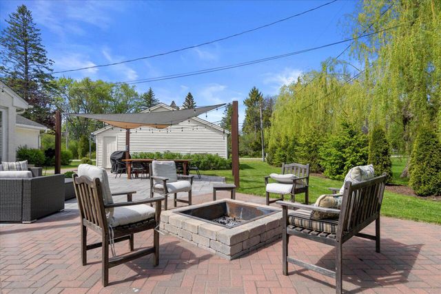 9180 N Fielding ROAD, Bayside, WI 53217